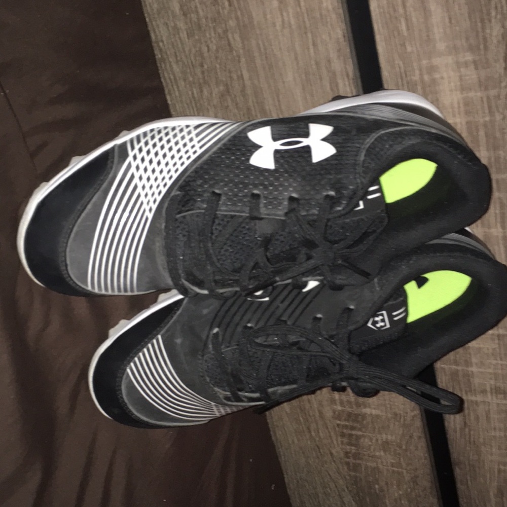 Under armor cleats black and white